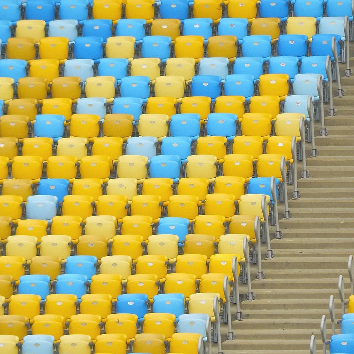 Gradas azules y amarillas del Estadio de Maracaná, en Río de Janeiro