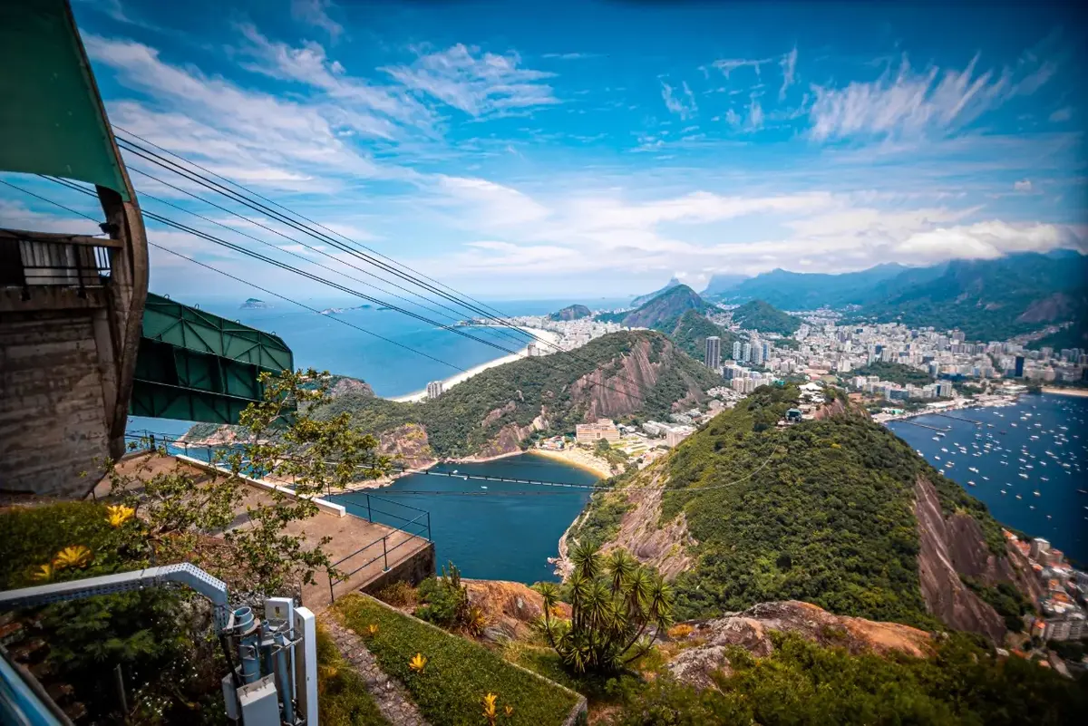 Turistas visitando o Cristo Redentor durante City Tour no Rio de Janeiro