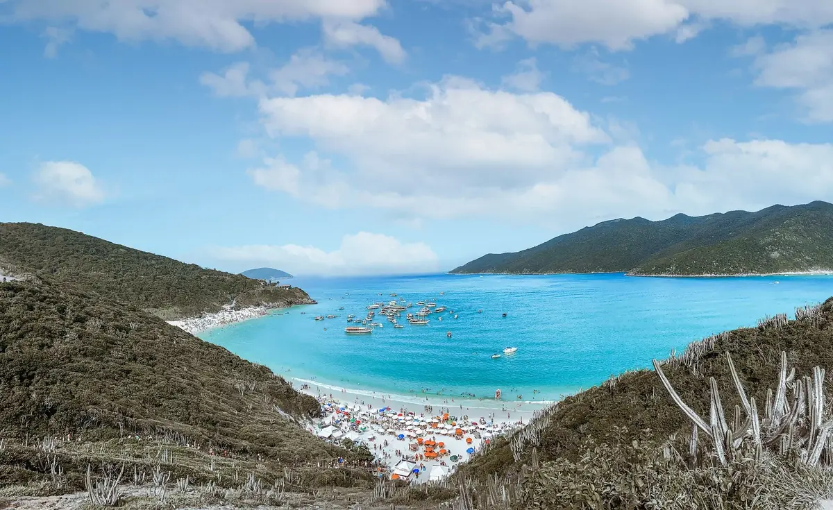 Praia do Farol em Arraial do Cabo com areia branca e mar turquesa