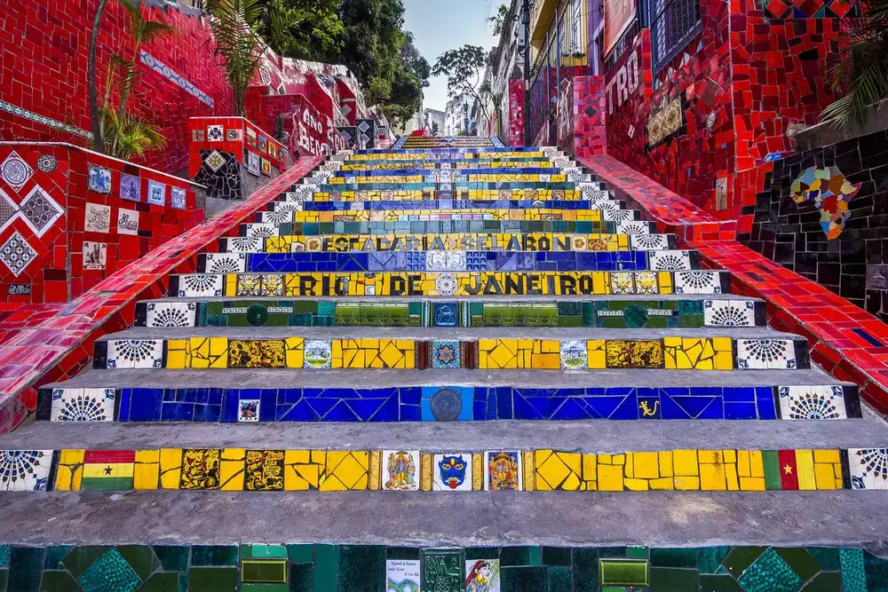 Grupo de turistas no trem do Corcovado durante City Tour no Rio de Janeiro